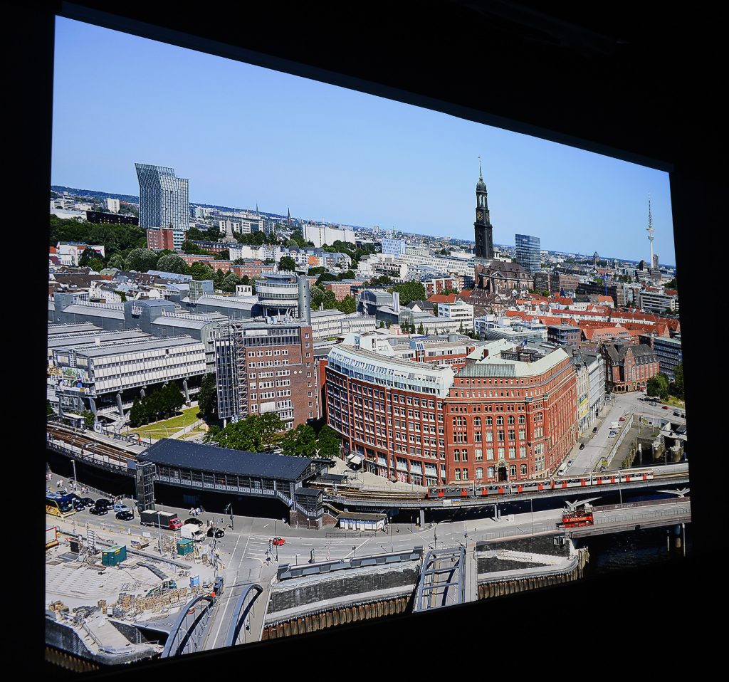 Die Panoramaaufnahme von Hamburg habe ich aus der 21. Etage des Hanseatic Trade Centers geschossen. Die Ursprungsauflösung beträgt 36 Megapixel. Diese Datei habe ich auf UHD-Auflösung reduziert. Sie dient mir als Referenz für diverse Projektoren-Tests. Foto: Michael B. Rehders (Originalaufnahme)