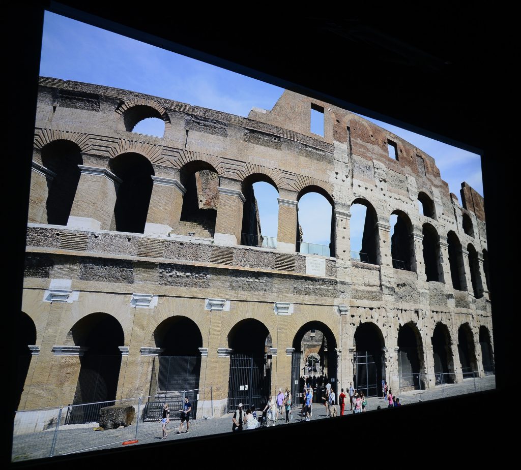 Das Kolosseum ist auf der linken Seite bereits restauriert, während sich die rechte Seite noch im heruntergekommenen „Urzustand“ befindet. Foto: Michael B. Rehders (Originalaufnahme)
