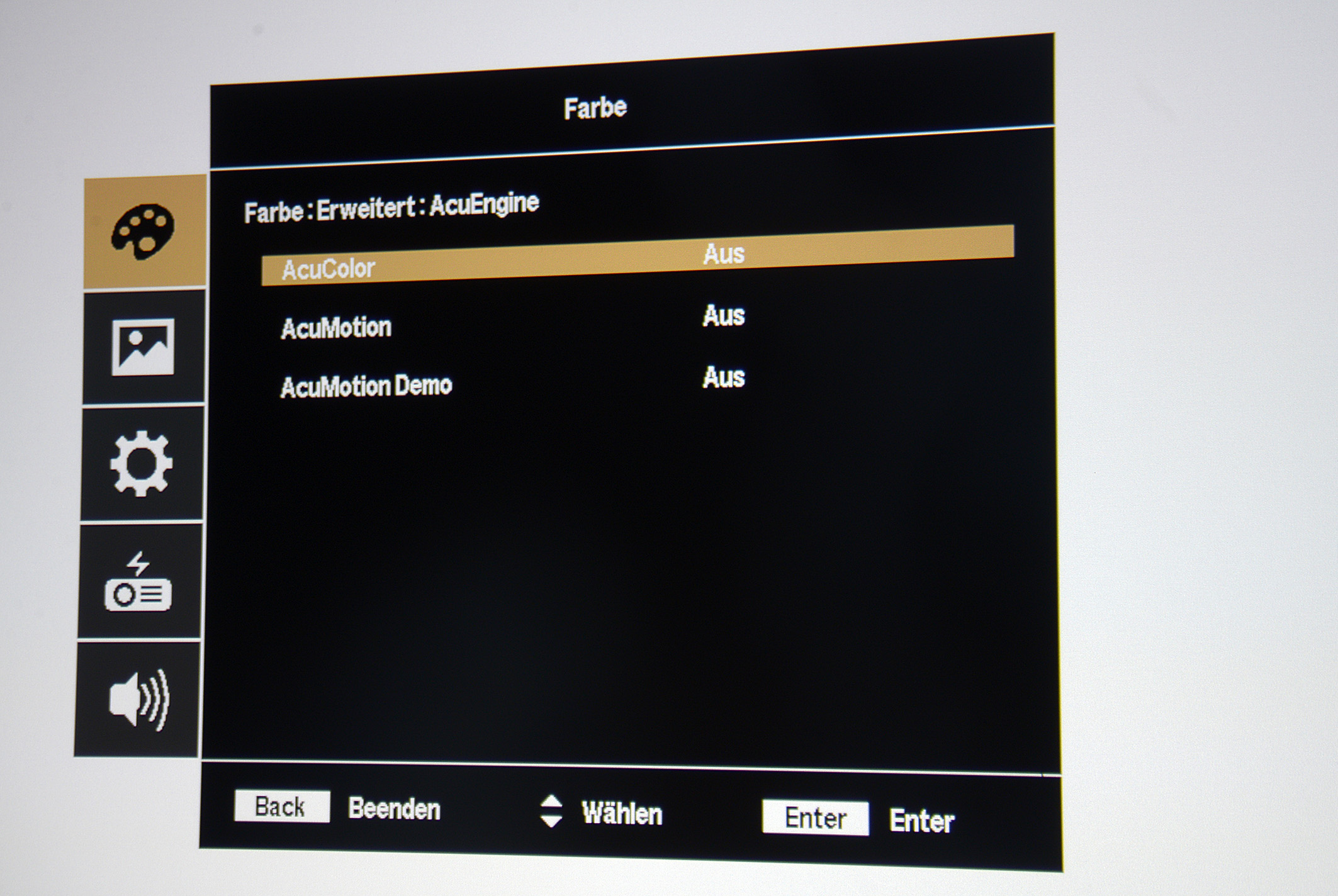 Acer hat dem On-Screen-Menü ein angenehmes Facelift unterzogen. Die Menüs sehen im V7850 wunderbar modern aus und sind vorbildlich strukturiert. Im Bildmenü „Farbe“ ist unter „Erweitert“ die „AcuEngine“ untergebracht. „Acu“ (acuity) steht hierbei für Schärfe. Darüber hinaus gibt es den Reiter „AcuColor“, womit Farben des projizierten Kontents bunter gemacht werden können. 