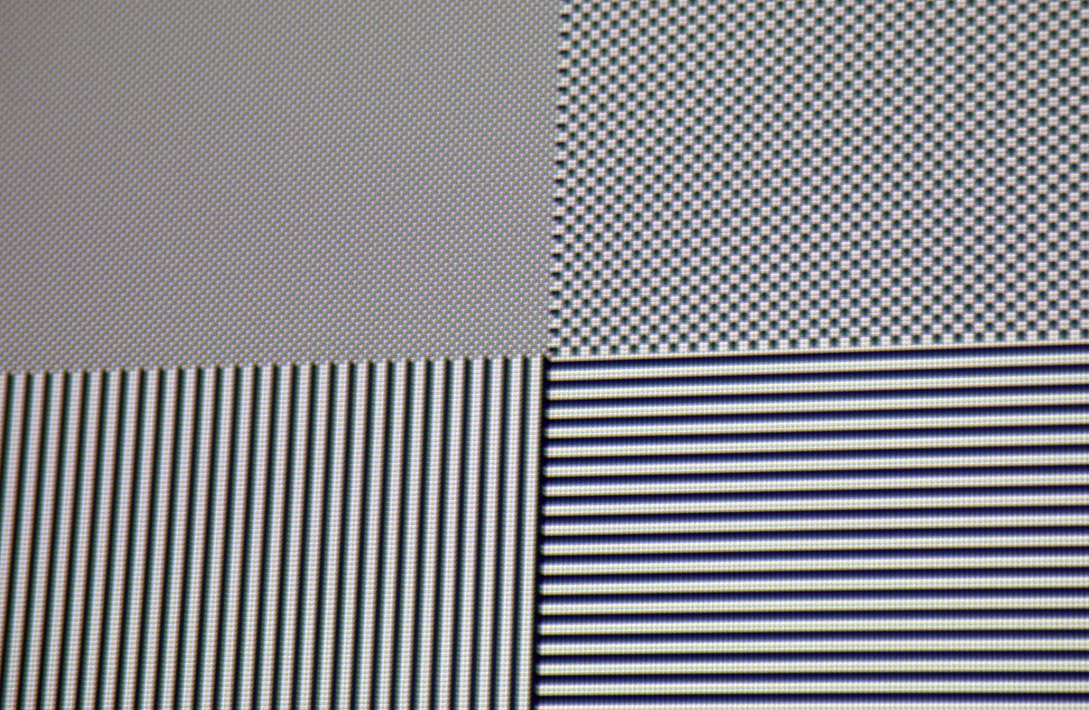 Full-HD-Pixelauflösung: Alle schwarz/weißen Felder in Pixelauflösung stellt der Optoma HD 29 Darbee auf der Leinwand dar. Allenfalls kleinste Farbsäume (chromatische Aberration) sind vorhanden, welche den Bildeindruck in keiner Weise schmälern, da sie selbst aus relativ nahen Betrachtungsabständen nicht zu erkennen sind.