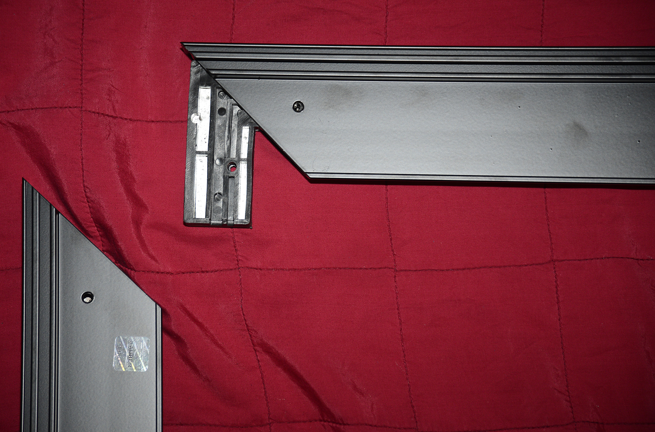 Foto: Michael B. Rehders Zunächst breite ich die vier Aluminium-Profile auf einer Decke aus, damit diese nicht unnötigerweise zerkratzen beim Zusammenbau. Vier Winkel werden in die Kanten eingeschoben und der Rahmen dann zusammengesteckt. Sehr einfach!