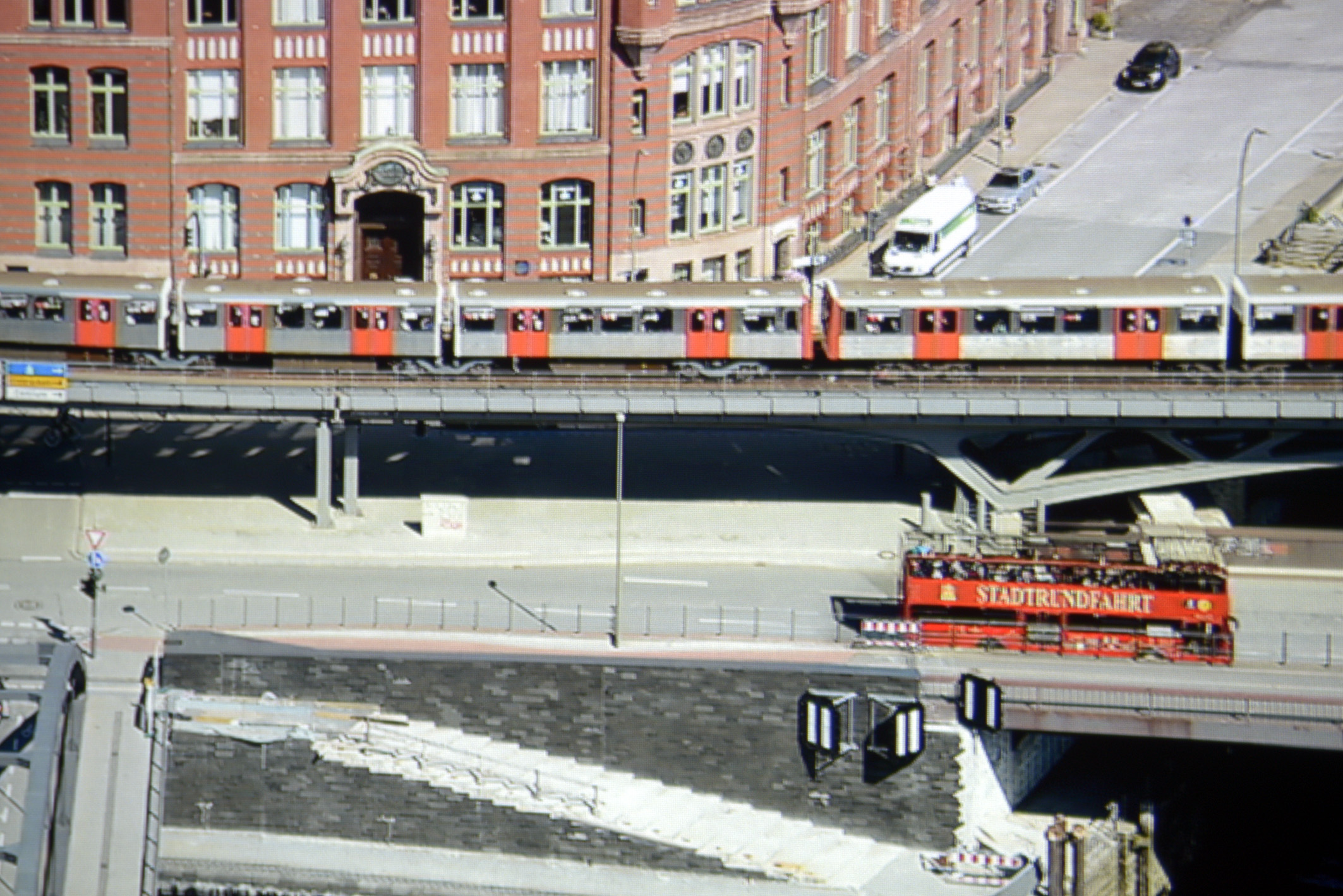 Foto: Michael B. Rehders Full-HD: Die Panoramaaufnahme von Hamburg habe ich aus der 21. Etage des Hanseatic Trade Centers geschossen. Der Ausschnitt aus dem projizierten Full-HD-Bildes zeigt eine ordentliche Farbdarstellung. Der Schriftzug „STADTRUNDFAHRT“ ist gut zu lesen. Der Asphalt erscheint angenehm farbneutral.