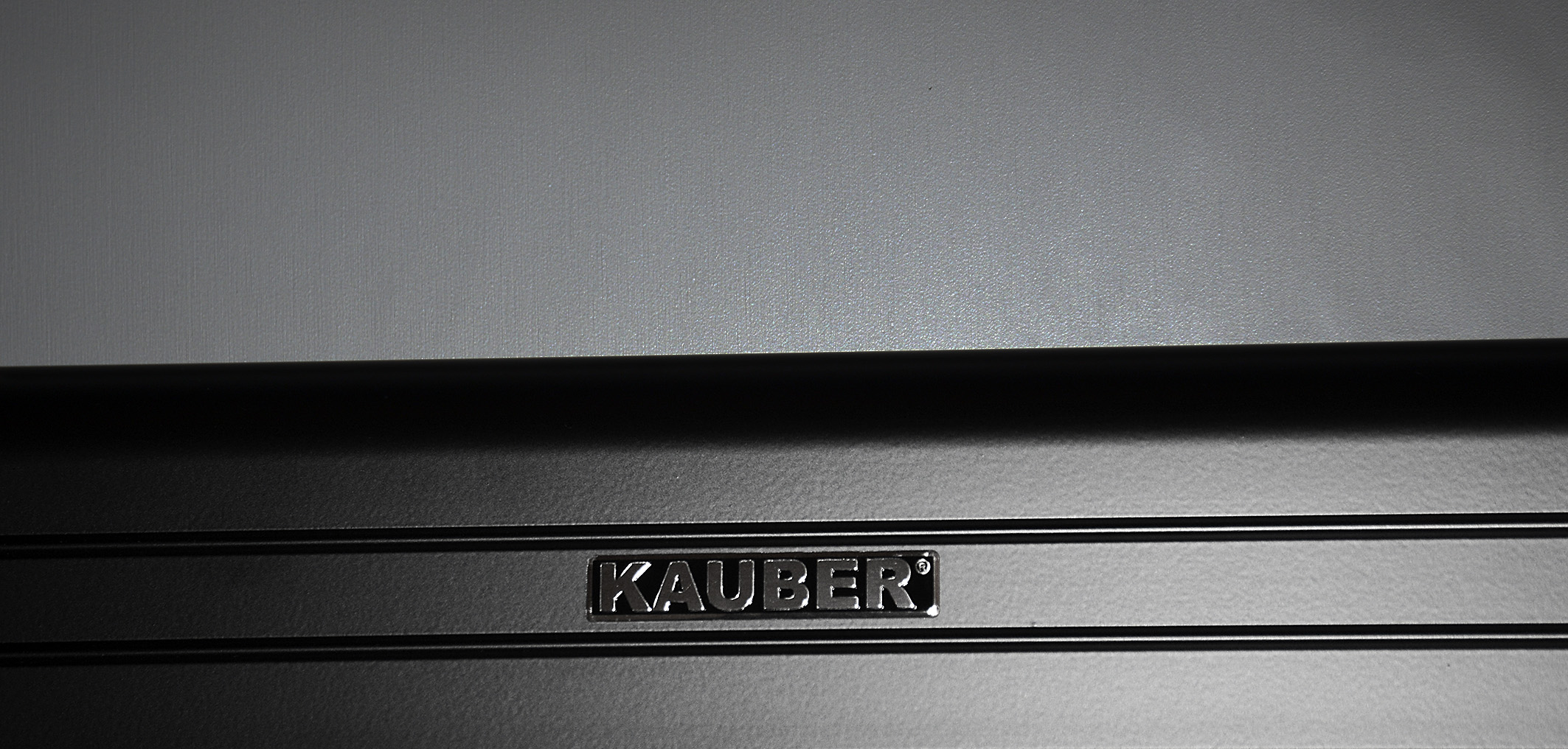 Foto: Michael B. Rehders Silber auf Schwarz. Das Logo von Kauber auf dem Leinwandrahmen.