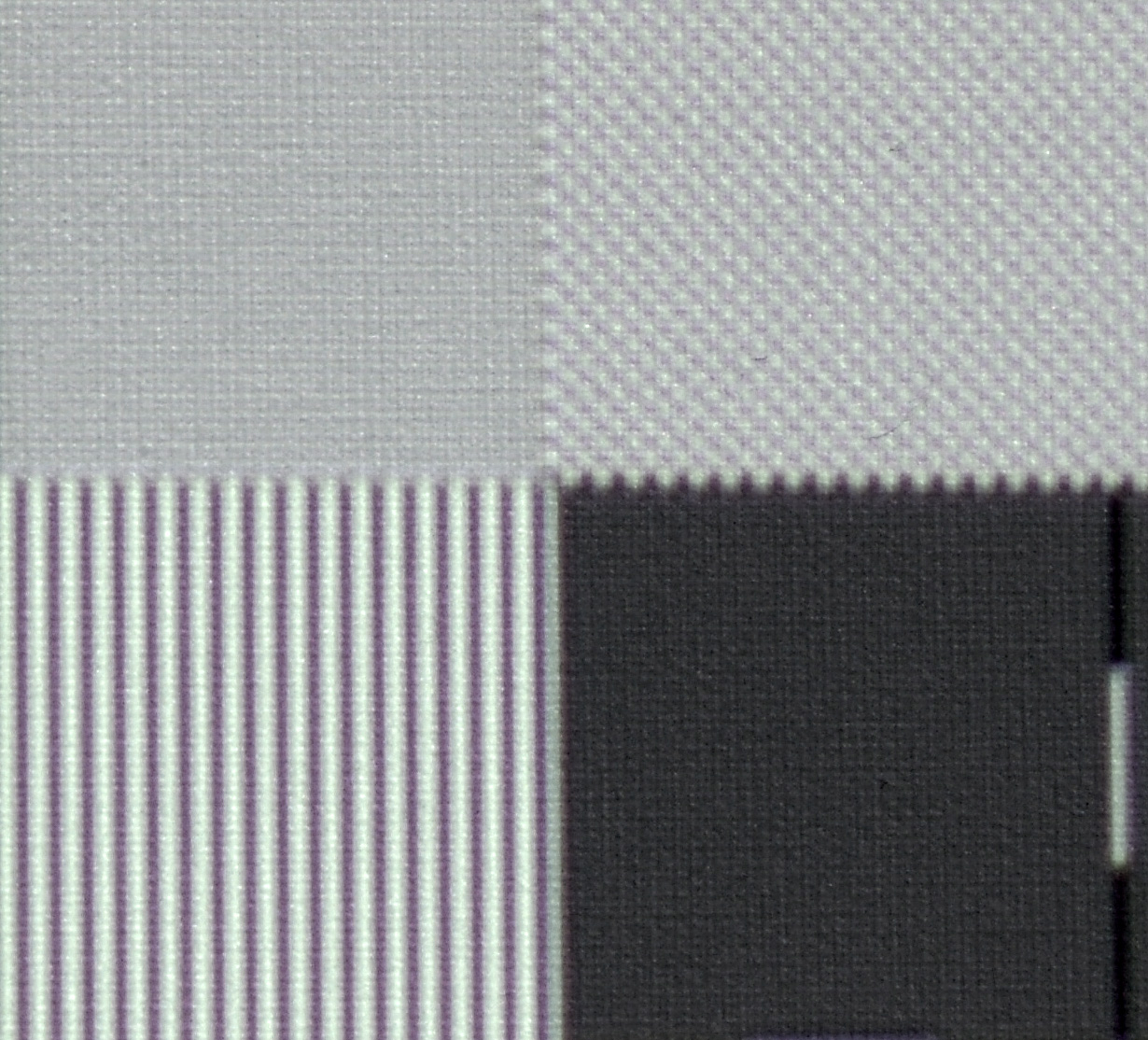 UHD-Pixelauflösung: Um die Arbeitsweise der XPR-Technologie nachzuvollziehen, habe ich ein Testbild u. a. mit Schachbrettmuster in UHD-Pixelauflösung (oben links) zugespielt. In der Makroaufnahme fällt sofort auf, dass es praktisch keine einzelnen Felder mehr gibt, sondern die ganze Fläche grau verfärbt erscheint. Dies lässt darauf schließen, dass sich schwarze und weiße Felder überlagern, so dass die „Mischfarbe“ Grau entsteht. Das kenne ich auch so von anderen Projektoren mit eShift-Technologie und Full-HD-Auflösung (Epson EH-TW9300 und JVC DLA-X5900). Rechts neben dem UHD-Schachbrettmuster befindet sich ein Schachbrett mit Full-HD-Auflösung. Hier werden hingegen alle Pixel vollständig dargestellt, wenn auch mit reduziertem Kontrast.