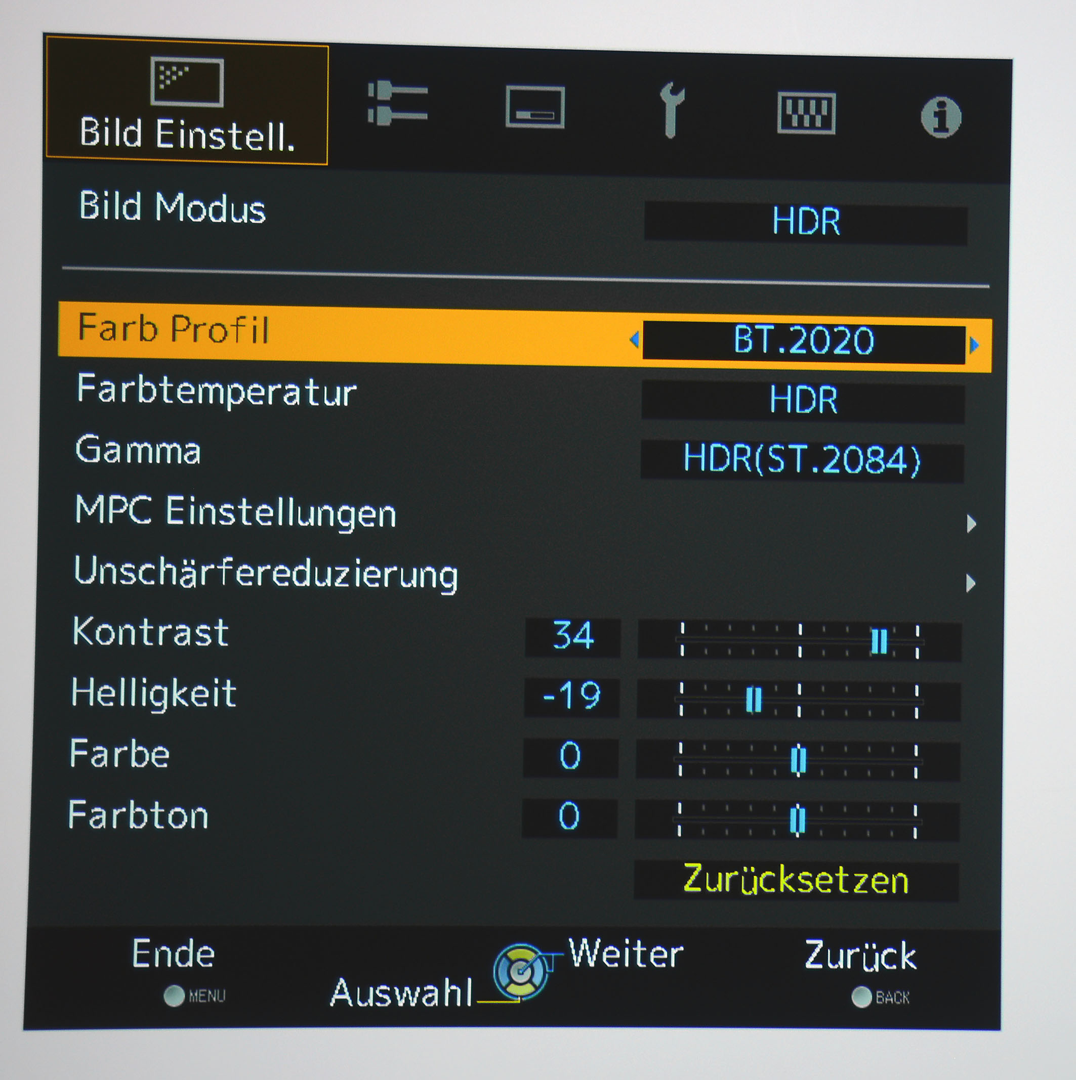 HDR: Das Farbprofil „BT.2020“ muss händisch eingeschaltet werden, verbessert aber sichtbar die Farben von UHD/HDR-Content.
