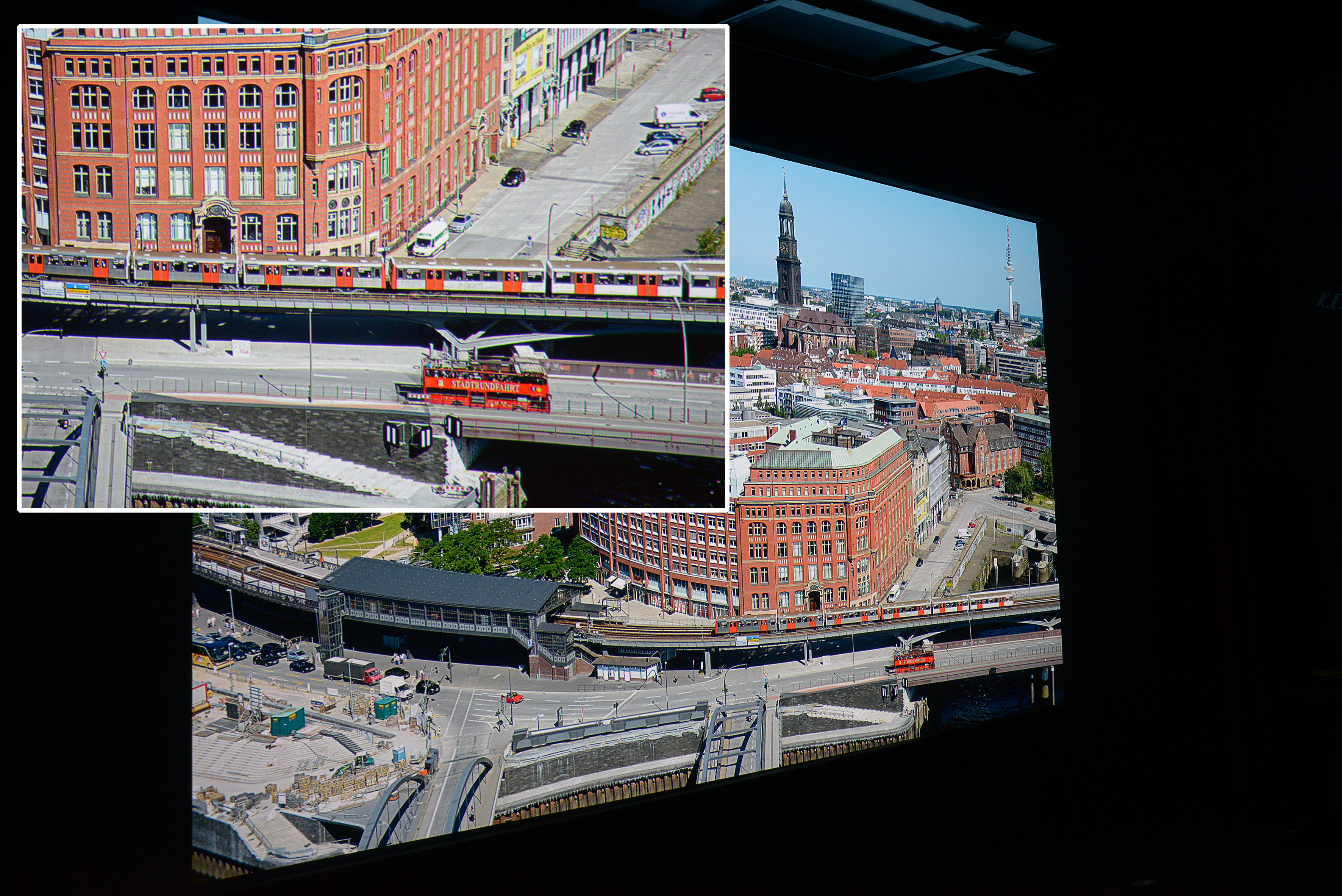 Michael B. Rehders Aus der 21. Etage des Hanseatic Trade Centers habe ich diese Panorama-Aufnahme geschossen. Auf der Ausschnittsvergrößerung (kleines Foto) ist gut zu sehen, dass der Schriftzug „STADTRUNDFAHRT“ vollständig abgebildet ist. Sogar einzelne Personen sind im Bus erkennbar. Das Wasser unter der Brücke ist dunkelblau. Wer genau hinschaut, erkennt sogar zwei Fahrradfahrer unter den Wegweisern an der U-Bahn-Brücke. Ein Fliegengitter ist nicht zu sehen, so dass dieses Foto fast wie ein Dia erscheint.