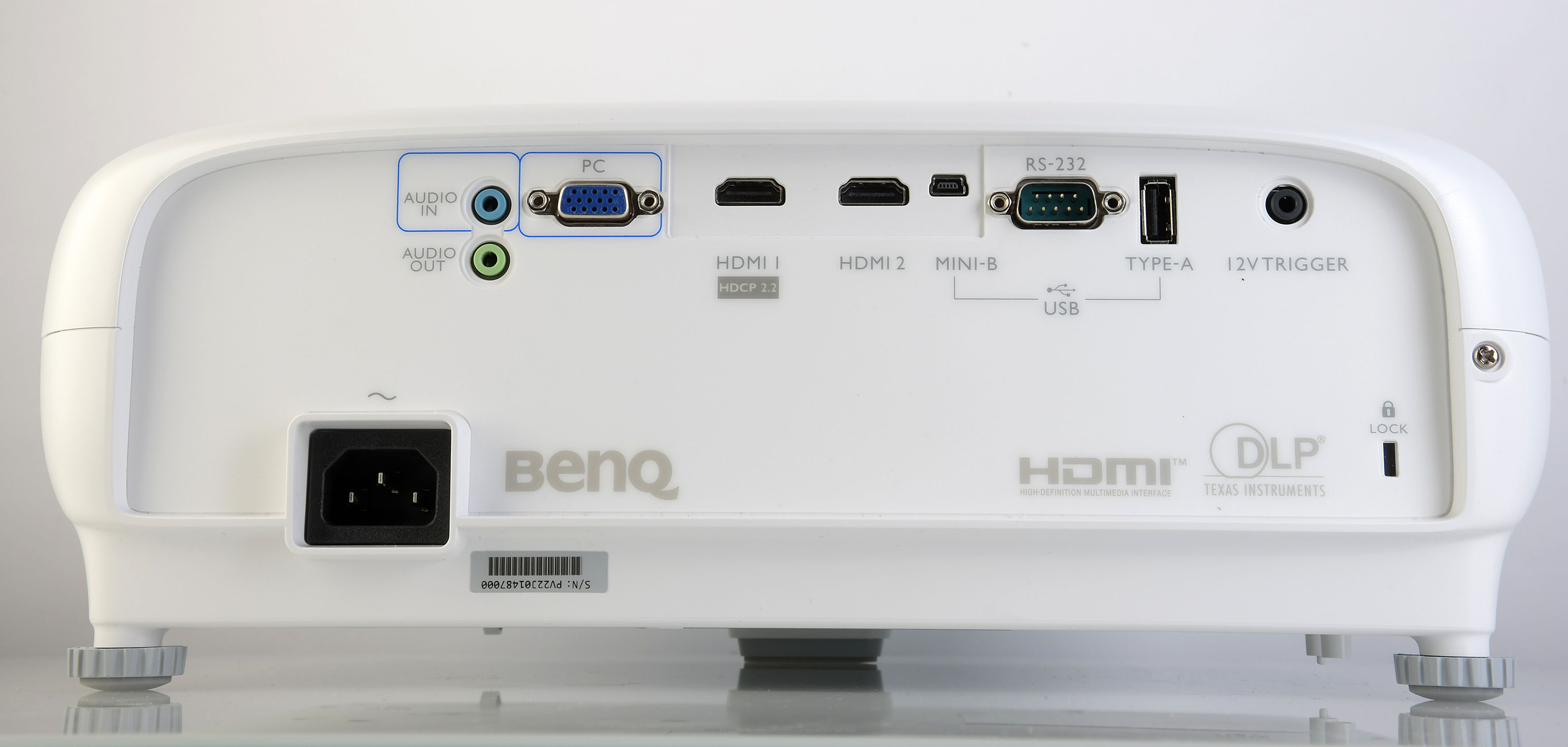 Foto: Michael B. Rehders An den BenQ TK800 lassen sich gleichzeitig ein 4K-Blu-ray-Player, eine Spielekonsole und ein PC anschließen. Entsprechend sind ein VGA- und zwei HDM-Port sind vorhanden.