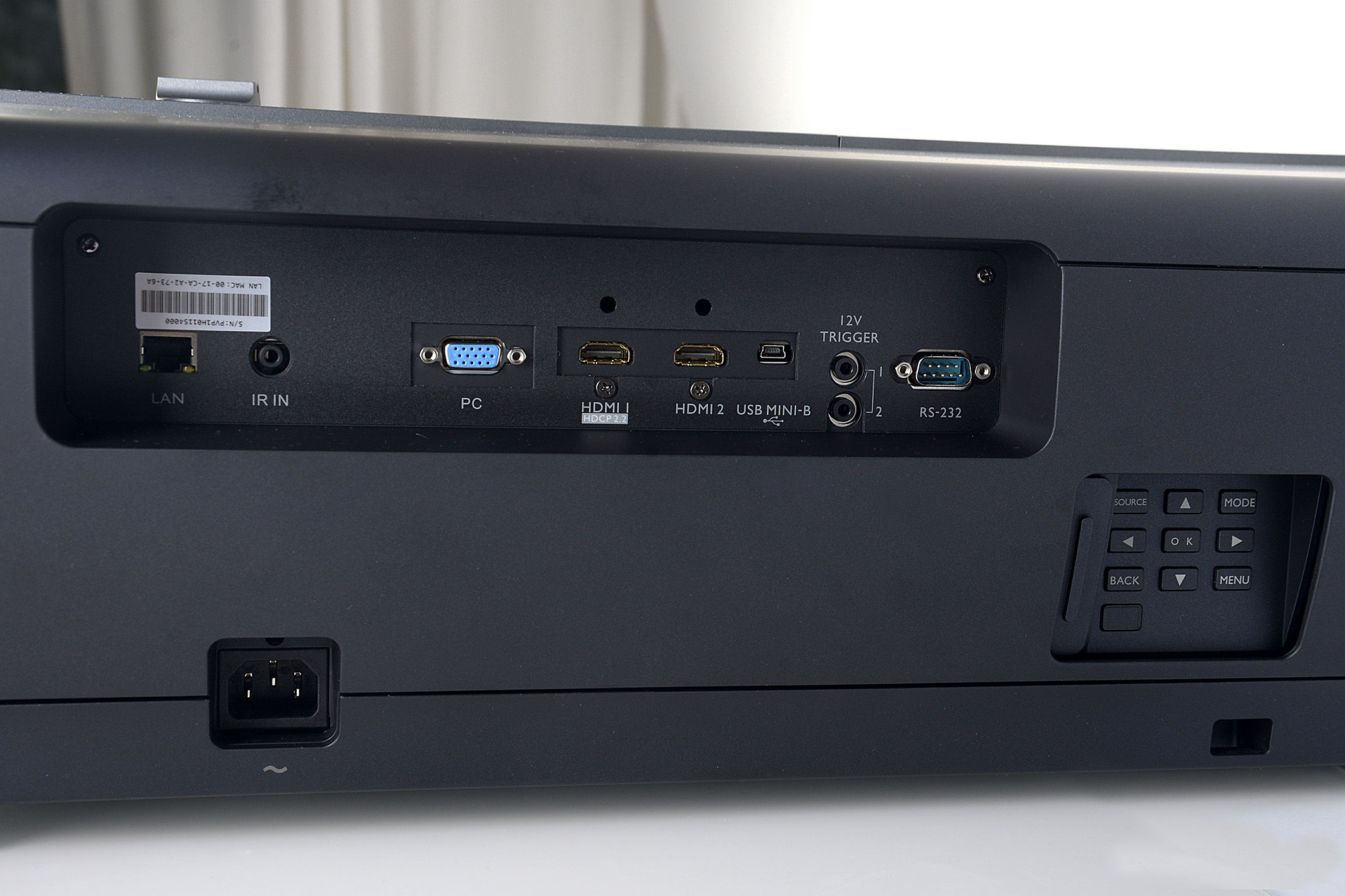 Foto: Michael B. Rehders Die Anschlüsse des BenQ X12000 befinden sich allesamt auf der linken Geräteseite. Zwei HDMI-Schnittstellen sind vorhanden, von denen eine HDMI 2.0 und HDCP 2.2 unterstützt. Somit können gleichzeitig eine Sat-Box und ein 4K-Blu-ray-Player mit dem BenQ verbunden werden.