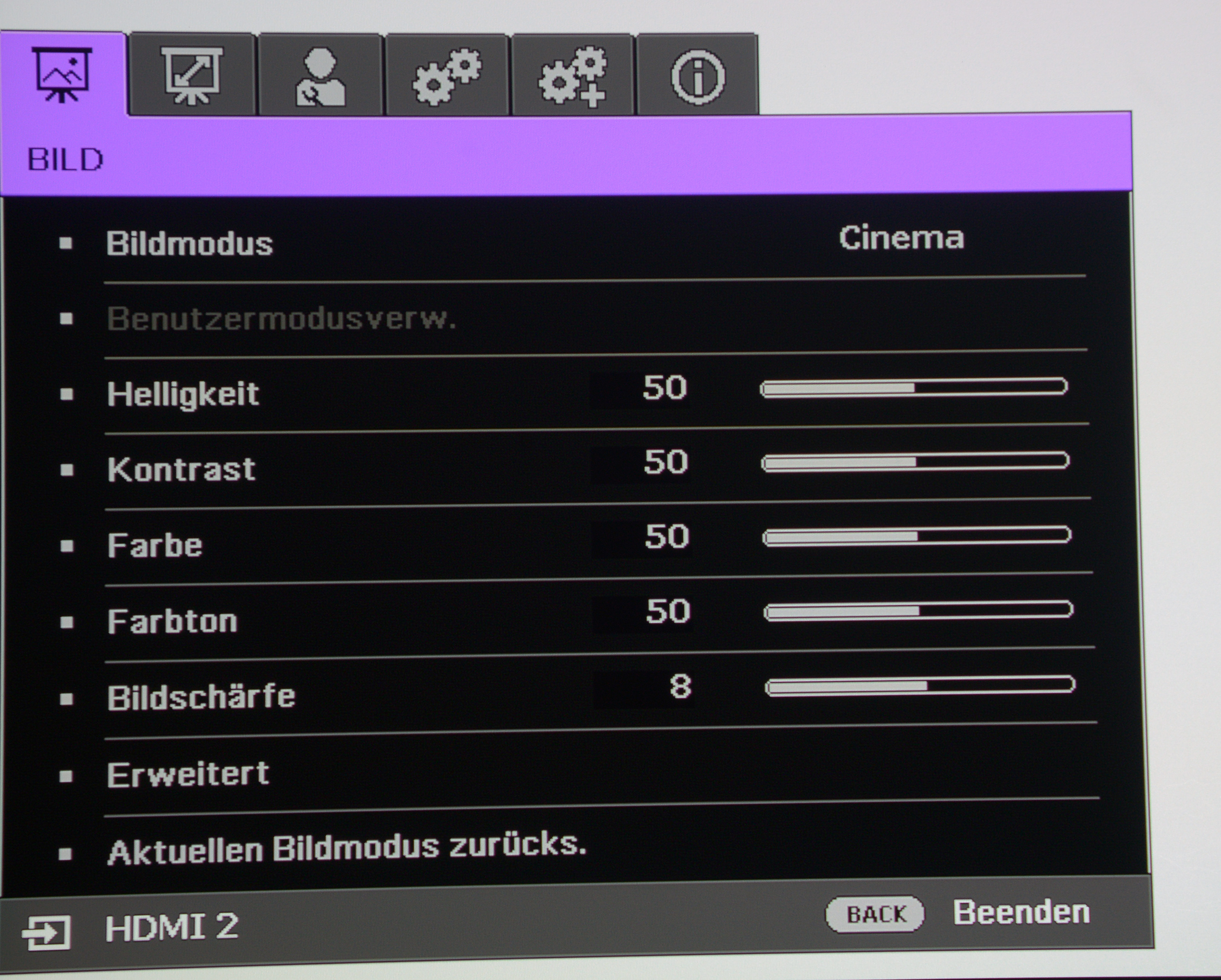 Foto: Michael B. Rehders Das On-Screen-Menü des BenQ X12000 ist übersichtlich gestaltet. Im Bildmodus „Cinema“ wird der Rec.709-Farbraum für HDTV-Filme von Blu-ray, TV und Streaming-Diensten darstellt.