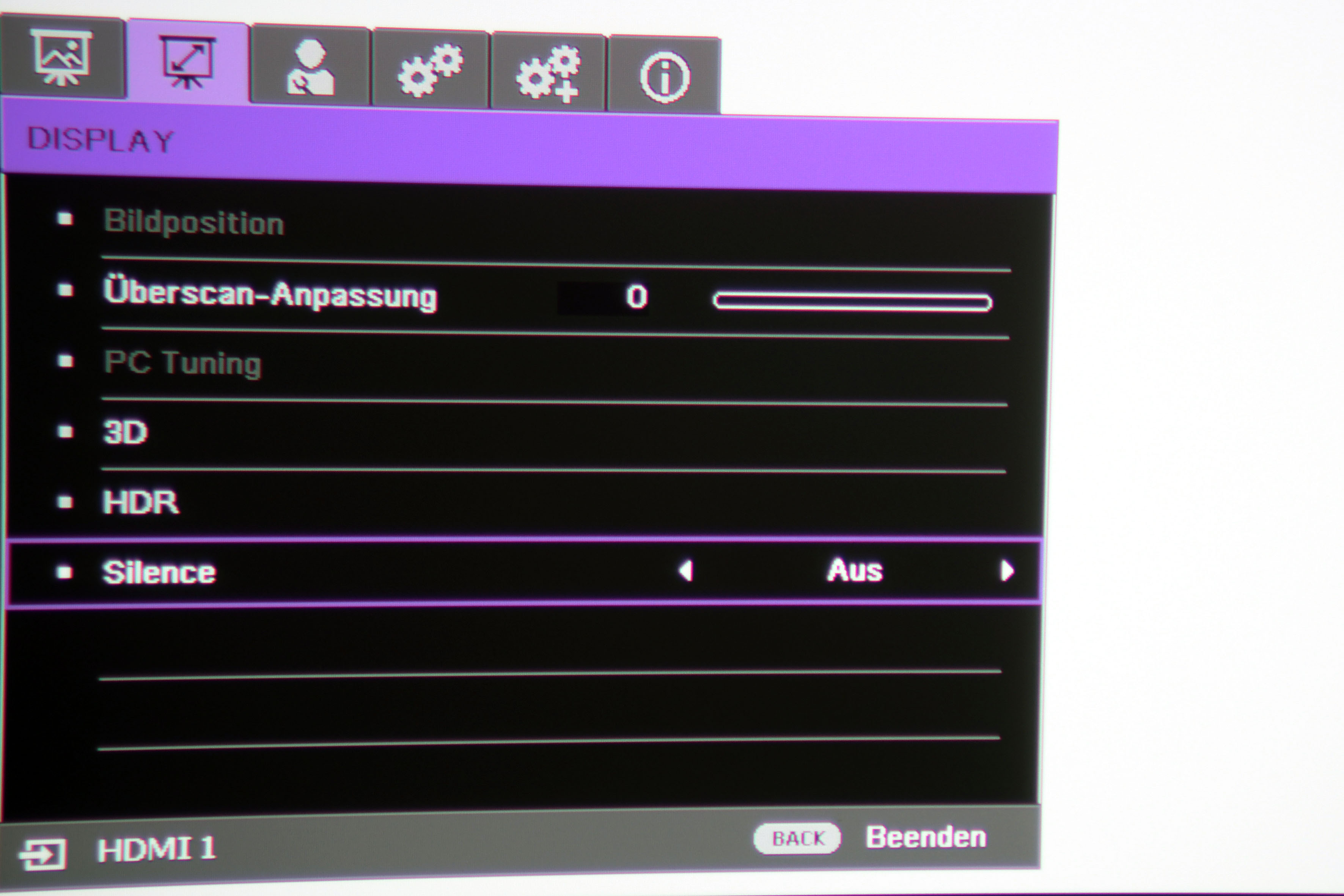 Wird im On-Screen-Menü das Preset „Silence“ auf „Ein“ geschaltet, wird die XPR-Shift-Technik deaktiviert. Folglich wird nur noch in Full-HD projiziert. Dafür ist das Betriebsgeräusch minimal leiser.