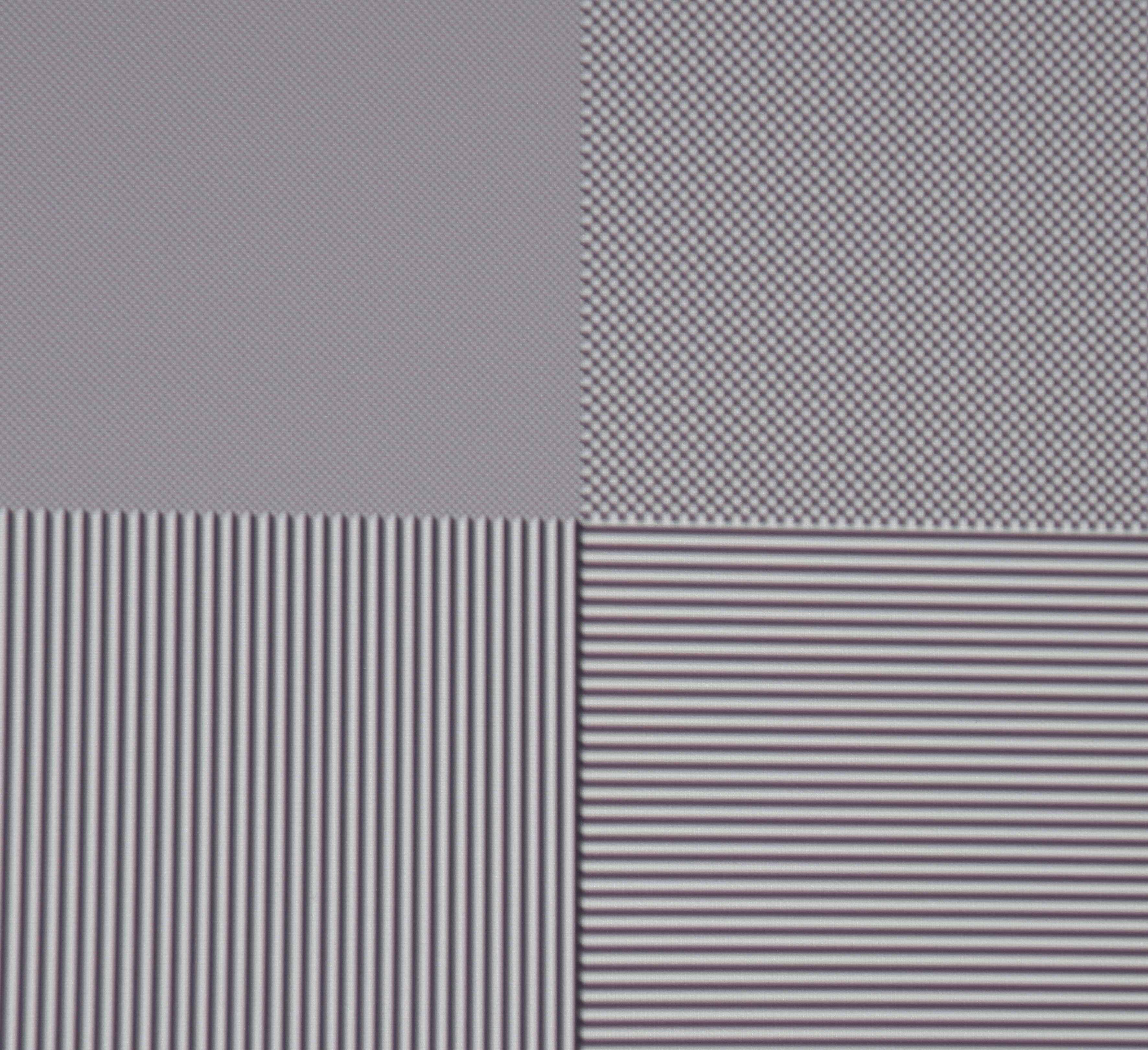 Full-HD-Auflösung: Oben links sind einzelne schwarze und weiße Felder als Schachbrett angeordnet. Der Screenshot zeigt deutlich, dass alle Pixel abgebildet werden und der Kontrast erhalten bleibt.