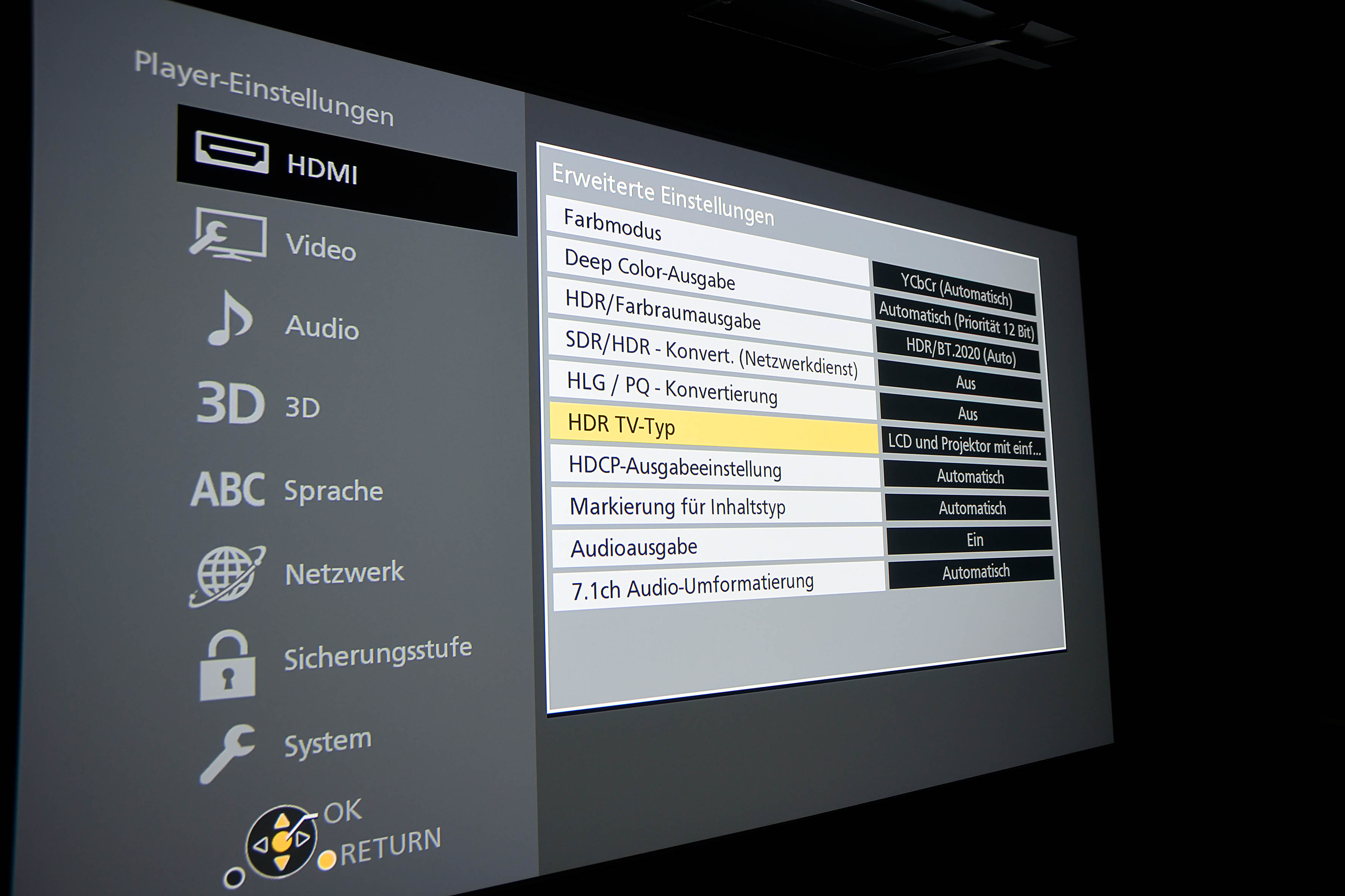 Unter Player-Einstellungen wird im Menü „HDMI“ der „HDR TV-Typ“ auf „LCD und Projektor mit einfacher Helligkeit“ gestellt. Damit wird die Clipping-Grenze auf 500 Nits festgeschrieben.