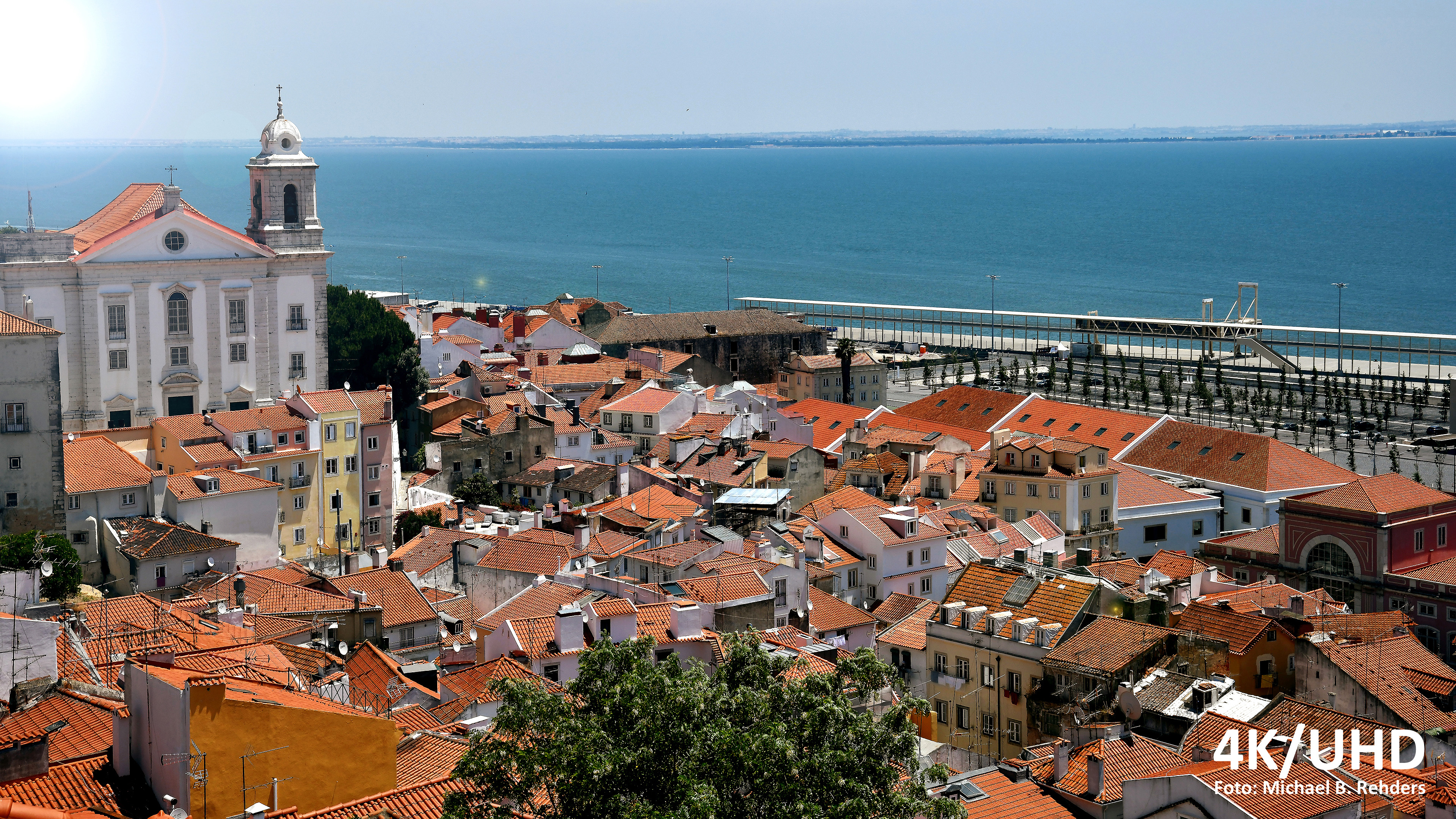 Foto: Michael B. Rehders - Die Panoramaaufnahme entstand in Lissabon. Mit einem Gamma 2.4 wird das Bild originalgetreu reproduziert, weil diese Aufnahme mit diesem Gammawert erstellt wurde.
