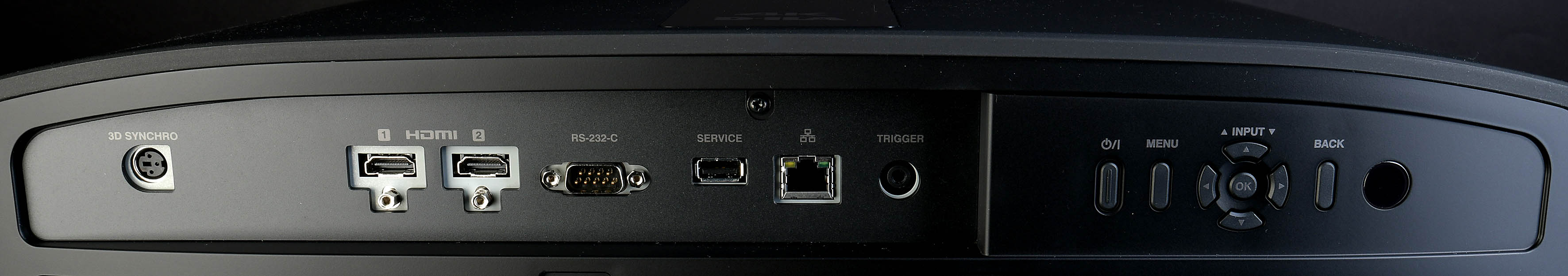 Foto: Michael B. Rehders Der JVC DLA-N7 besitzt alle Anschlüsse auf der Rückseite. An die zwei HDMI-Eingänge können AV-Receiver und Spielekonsole verbunden werden. Ein USB-Port ist für Updates vorgesehen, die fortan die Nutzer auch zu Hause durchführen können. Ganz links ist der Anschluss für den 3D-Emitter.