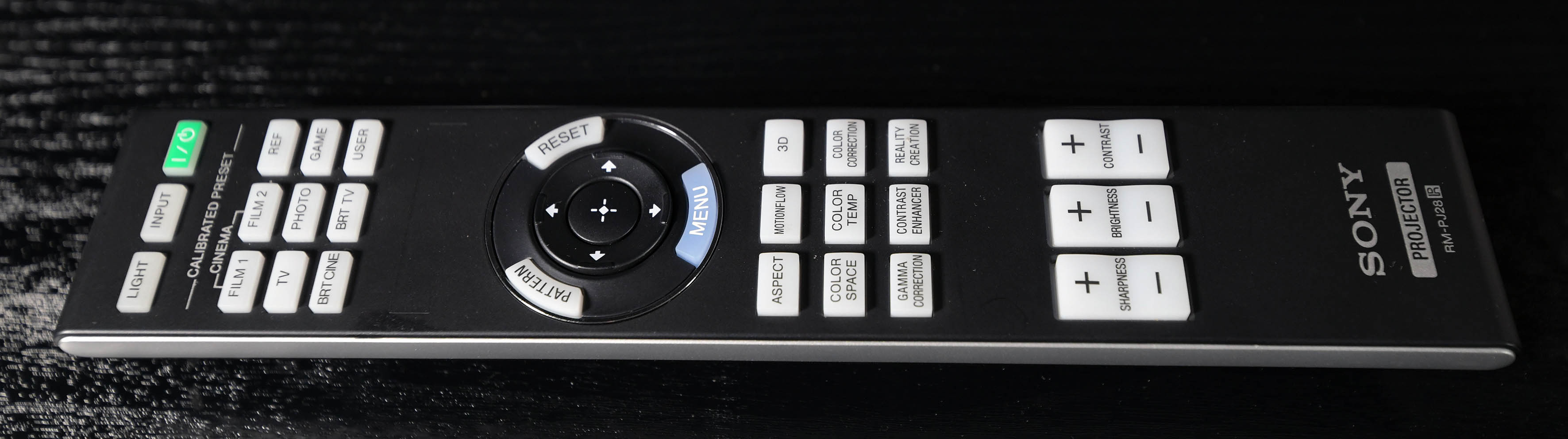  Foto: Michael B. Rehders Die Tasten der Fernbedienung des Sony VPL-VW270 werden blau beleuchtet, um im dunklen Heimkino schnell und präzise durchs On-Screen-Menü zu navigieren.