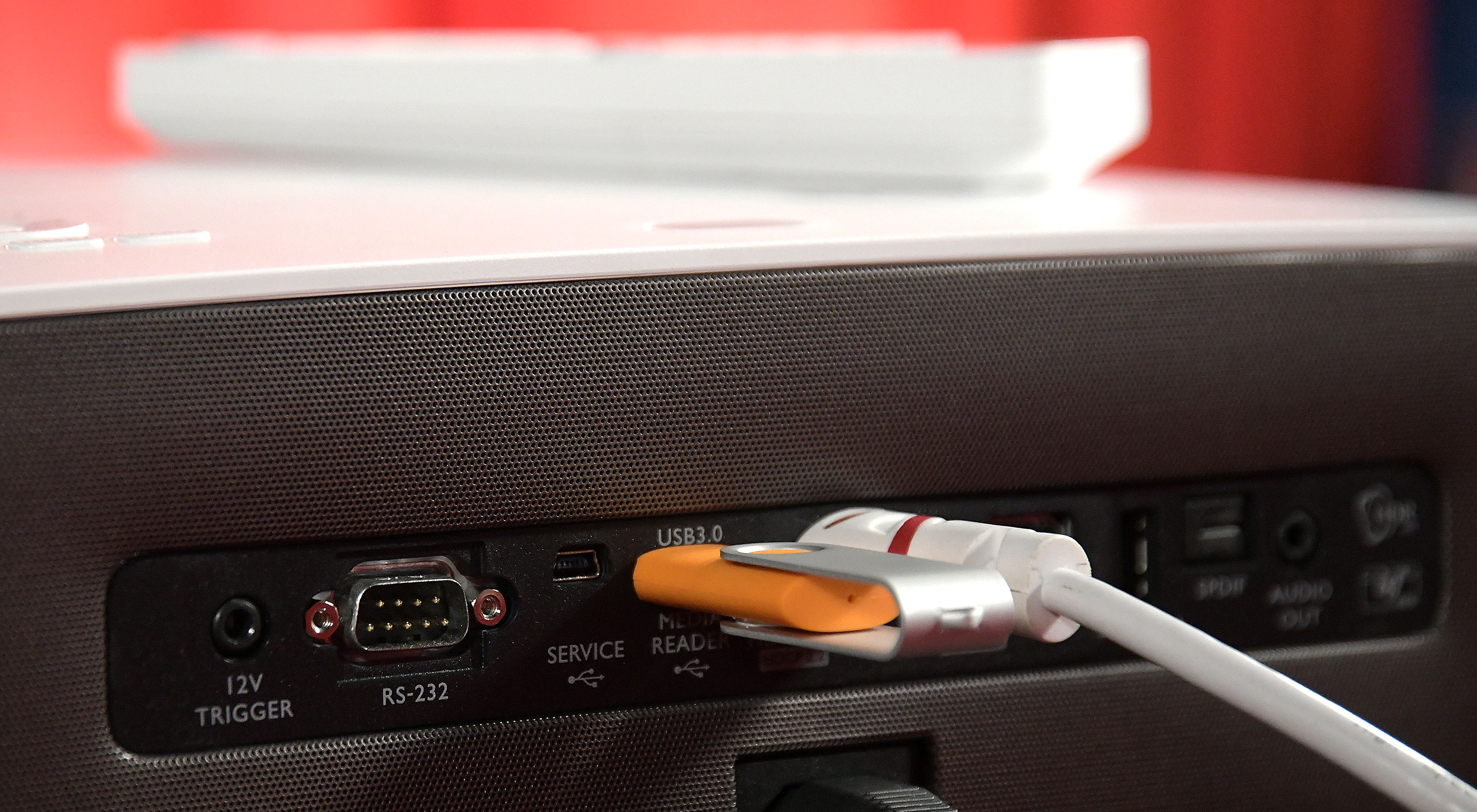 Foto: Michael B. Rehders Neben dem AV-Receiver können ein USB-Stick und eine Spielekonsole verbunden werden. Ermöglichen tun das gleich zwei HDMI- und ein USB-Eingang.