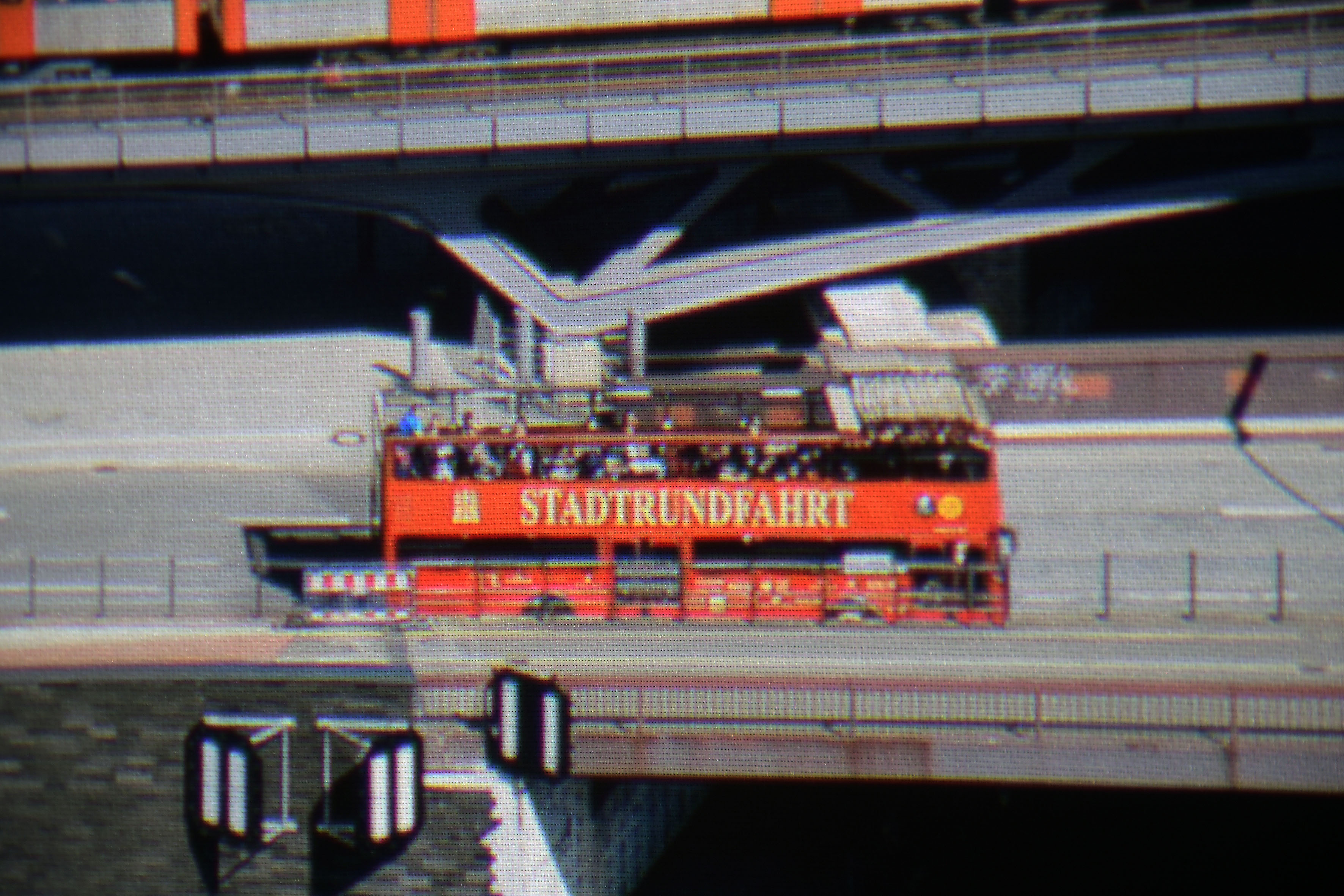 Foto: Michael B. Rehders Hier ein 5 % Ausschnitt aus meiner Panoramaaufnahme. Der graue Asphalt ist völlig farbneutral. Sämtliche Elemente auf dem Doppeldecker sind gut zu sehen. Selbst einzelne Personen werden im Bus klar und deutlich abgebildet.