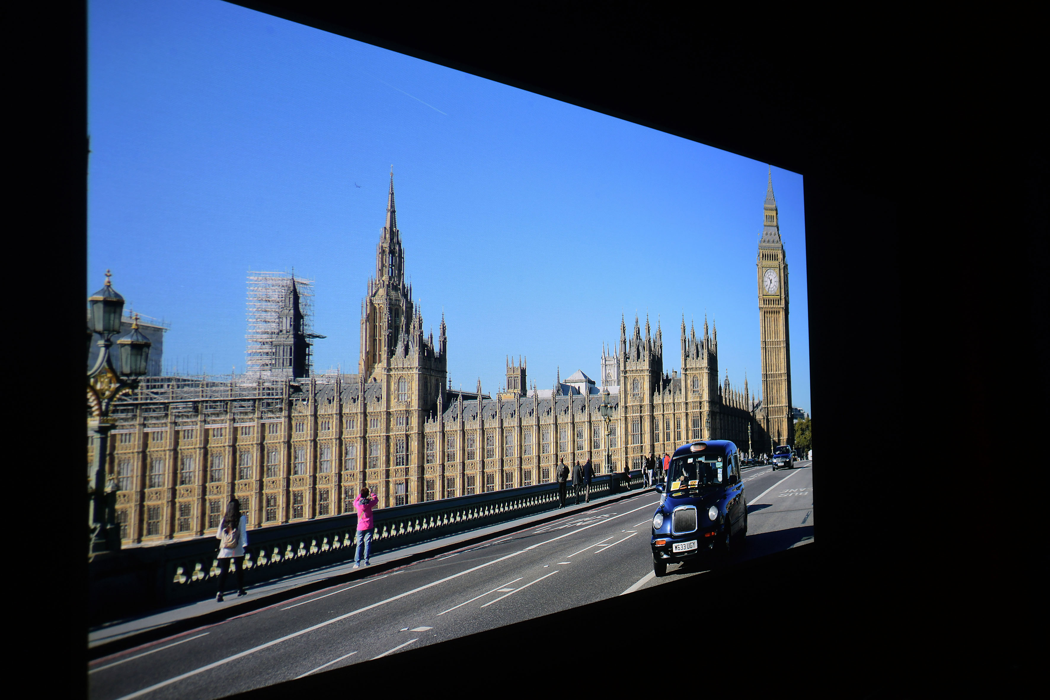 Foto: Michael B. Rehders Meine 4K-Aufnahme von London beeindruckt nachhaltig mit dem BenQ W2700. Der Blauverlauf am Himmel ist absolut stufenlos. Das Ziffernblatt am Big Ben ist detailliert zu sehen. Selbst die Triebwerke des klitzekleinen Flugzeugs am Himmel sind erkennbar.