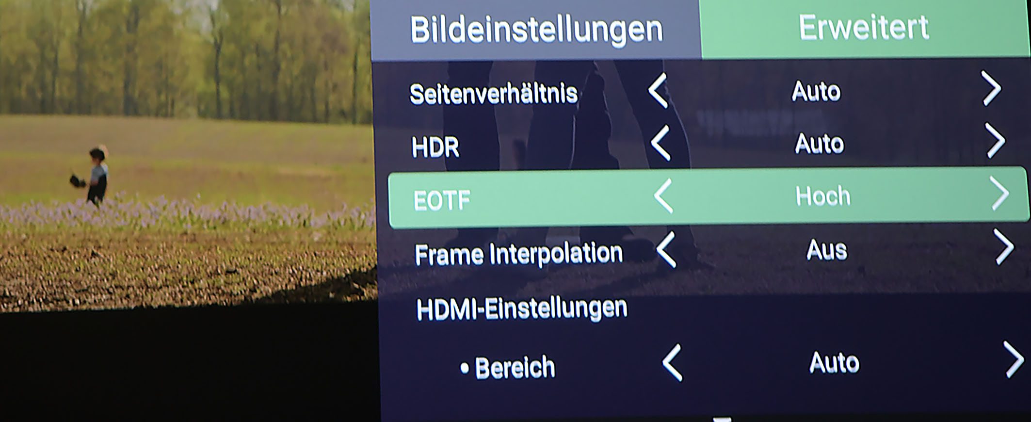 Mit EOTF lässt sich das Tone Mapping fein tunen. Auf „Hoch“ schöpft der Projektor seine Maximalhelligkeit aus und trotzdem bleiben alle im Bildsignal enthaltenen Inhalte vorhanden. Damit sehen HDR-Filme auf Leinwandbreiten um 3 Meter sehr ansprechend aus.